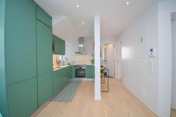 Foto 7: Central & Stylish 2 Bedroom Apartment w/ Balcony