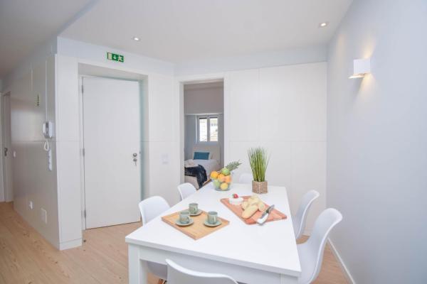 Foto 4: Central & Stylish 2 Bedroom Apartment w/ Balcony