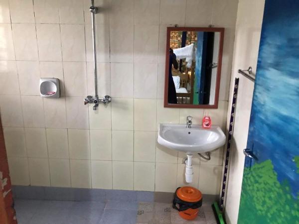 Na fotografii je vidět objekt Home stay studio 62 Guesthouse nacházející se ve městě Jinja.