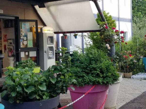 Na fotografii je vidět objekt N&Z HOTELS nacházející se ve městě Trappes.