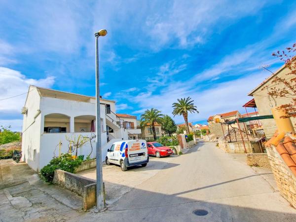 På billedet ses objektet Apartment Toma beliggende i byen Supetar.
