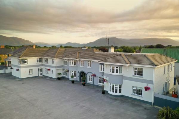 Na fotografii je vidět objekt Castle Lodge nacházející se ve městě Killarney.