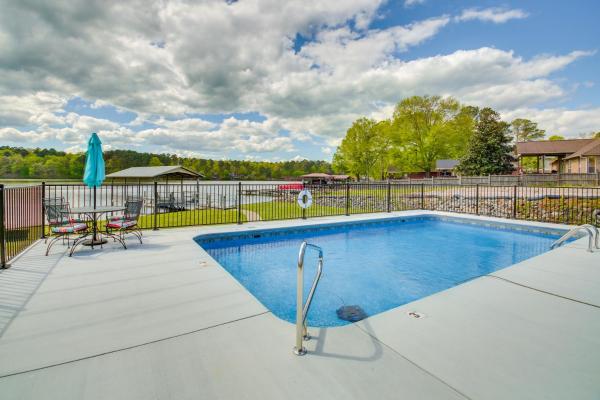 A la foto es mostra l'objecte Stunning Lake Hamilton Getaway with Hot Tub! situat a la ciutat de Bismarck.