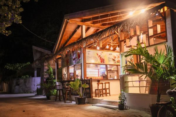 A la foto es mostra l'objecte Golhaaviewinn situat a la ciutat de Thulusdhoo.