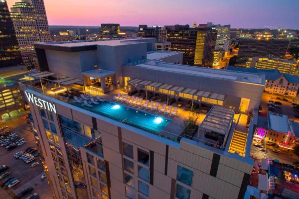 写真にはオースティン市にあるThe Westin Austin Downtownが写っています。