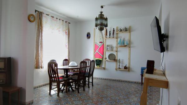 A la foto es mostra l'objecte zina surf house situat a la ciutat de Oualidia.