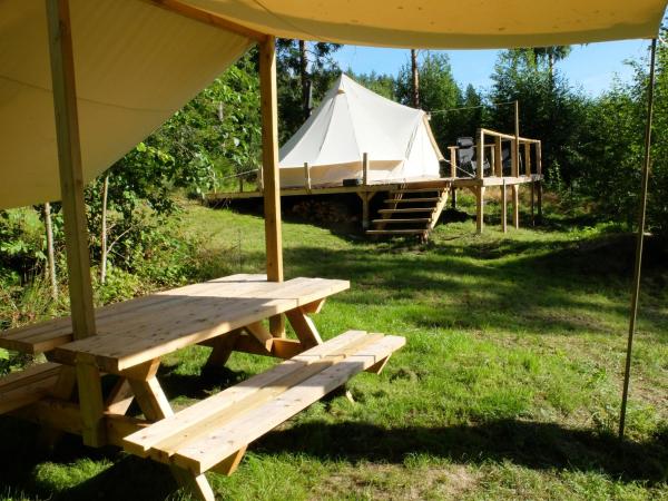 Na zdjęciu widoczny jest obiekt Glamping tent in a forest, lake view położony w mieście Delsbo.