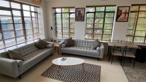 A la foto es mostra l'objecte The Aviator Apartment - Farnborough - Allocated Parking, WI-FI & Self Check-in situat a la ciutat de Cove.