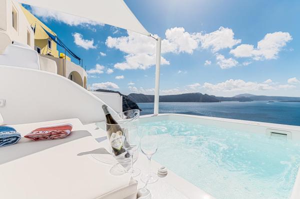 På billedet ses objektet Aristos Life Luxury Cave Villas beliggende i byen Oia.