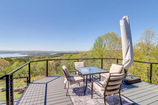 A la foto es mostra l'objecte Charming Edgemont Home with Deck and Lake Views! situat a la ciutat de Fairfield Bay.