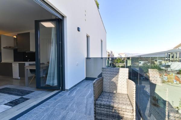 A la foto es mostra l'objecte Apartments Sky situat a la ciutat de Divulje.