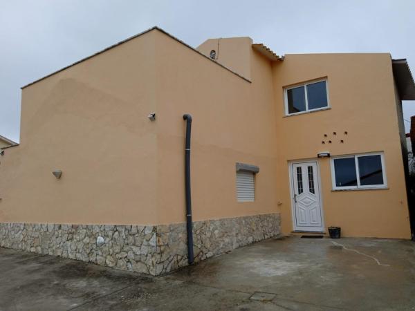 Na fotografii je vidět objekt Alcôa House nacházející se ve městě Alcobaça.