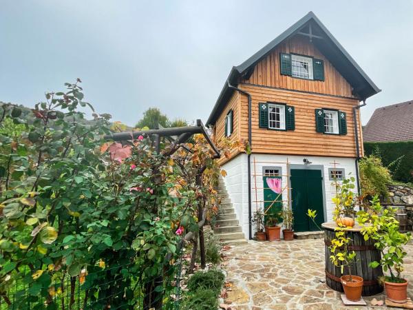 På bilden syns objektet Holiday Home tiny lavender house by Interhome som ligger i staden Frutten.