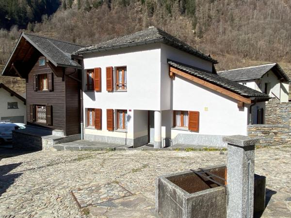 Na zdjęciu widoczny jest obiekt Apartment Della Posta Cervo Giardino by Interhome położony w mieście Cabbiolo.