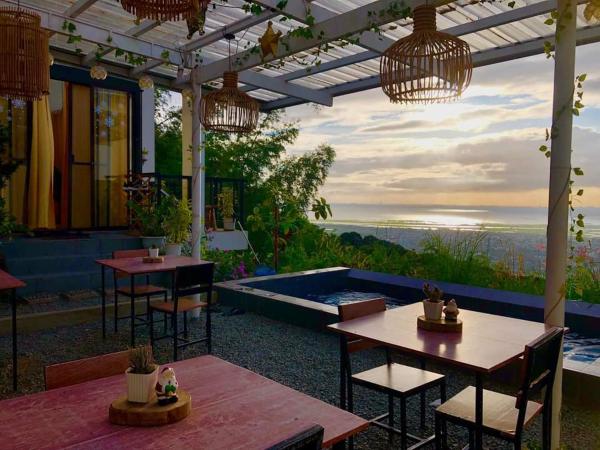 På billedet ses objektet Dicimulacion Staycation House beliggende i byen Angono.