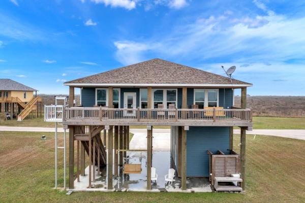 På billedet ses objektet Born To Beach home beliggende i byen Crystal Beach.
