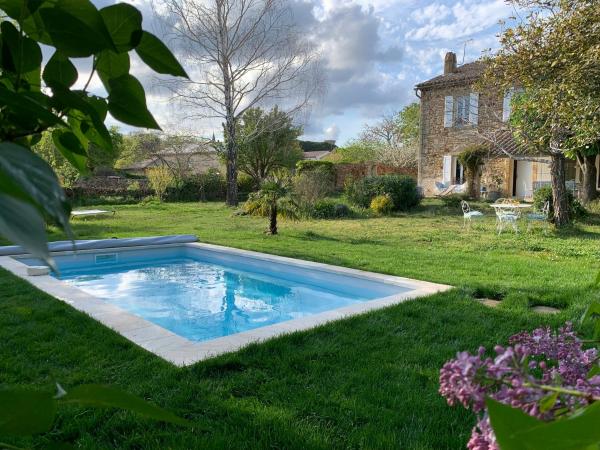 På billedet ses objektet Mas Les Romarins, 10 min d'Uzès, piscine et grand jardin clos, jeux, nid de repos et base pour activités dans le Gard beliggende i byen Uzès.