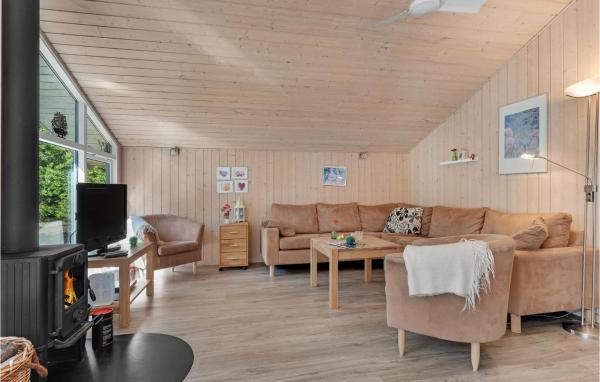 На фото показан объект Holiday Home Sommerland Hadsund Iii, расположенный в городе Одде.