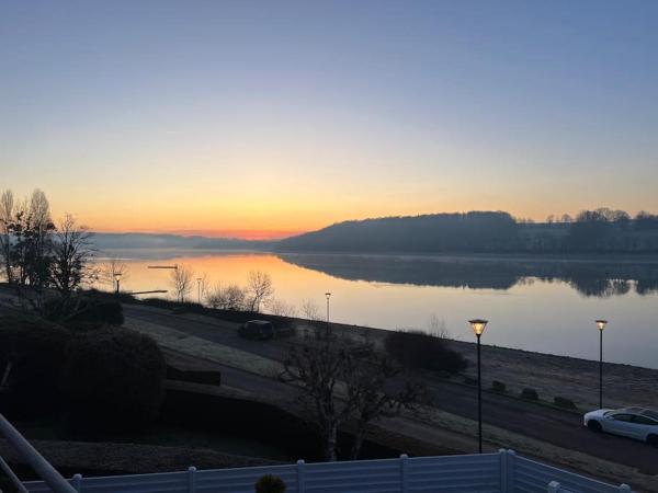 Auf dem Foto ist das Objekt Maison cadre paisible face au lac in der Stadt Bannes zu sehen.