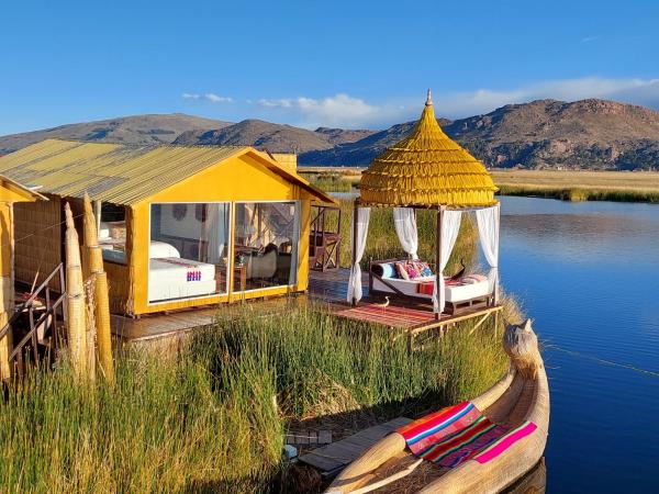 Na fotografii je vidět objekt Uros Lodge Perú nacházející se ve městě Puno.