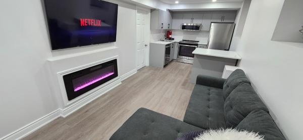 Auf dem Foto ist das Objekt Cozy 2 Bedrooms & 2 Bathrooms Guest Suite with Electric Fireplace in der Stadt Acton zu sehen.