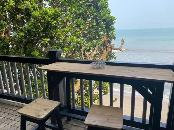 照片显示了位于Sukarame市的ocean view studio room by hello beach物件。