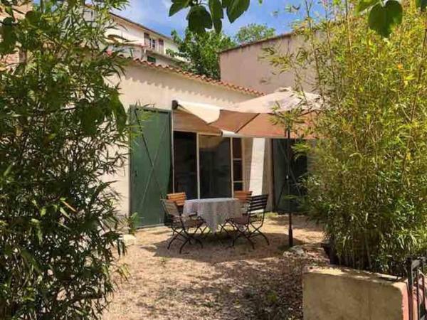 A la foto es mostra l'objecte Adorable guest house/annexe avec terrasse situat a la ciutat de Colombières-sur-Orb.
