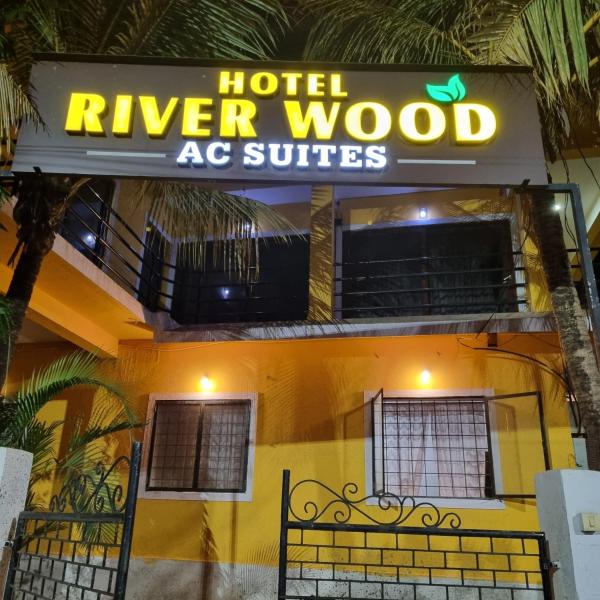 写真にはPernem市にあるJoel's River Woodが写っています。