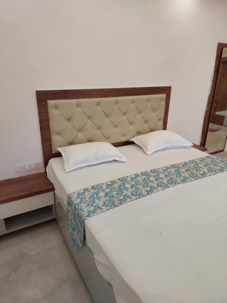 A la foto es mostra l'objecte Hotel Aastha & Banquets situat a la ciutat de Patna.