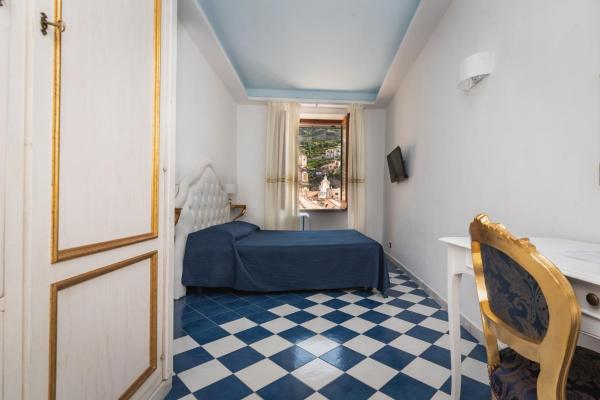 A la foto es mostra l'objecte Moon'n Sea situat a la ciutat de Minori.