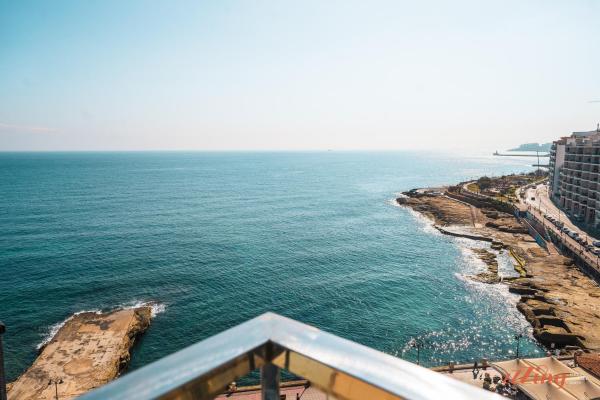 Foto 6: Seafront Studio with Stunning Terrace - Sliema, Malta