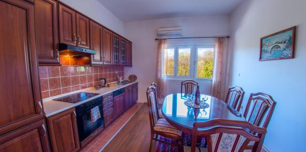 På billedet ses objektet Central train station apartment beliggende i byen Mostar.