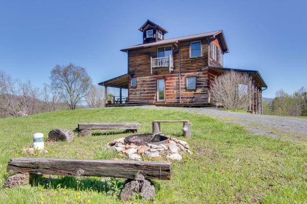 Na fotografii je vidět objekt Mountain View and Fire Pit Rustic Marshall Getaway! nacházející se ve městě Marshall.