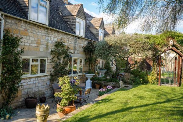 The photo shows the Lower Mill 1 Cottage Broadway located in the city of Childs Wickham.