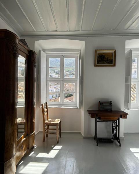 La photo montre l'objet Gelhaus 1935 situé dans la ville de Hydra.