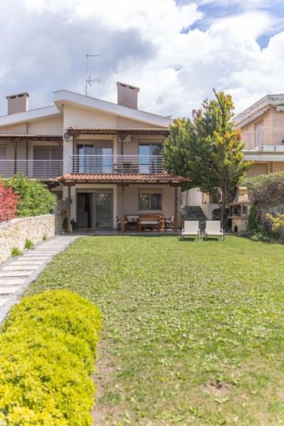 Nella foto è visibile l'oggetto Villa maistrali sunset situato nella città di Kalandra.