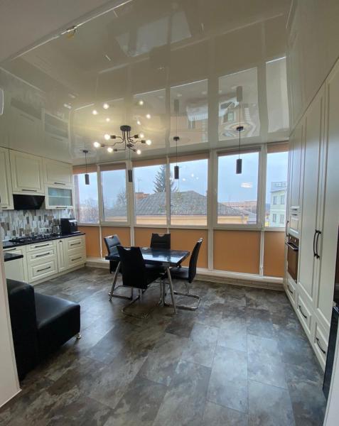 Nella foto è visibile l'oggetto APARTMENT PREMIUM VIP situato nella città di Hryshkivtsi.