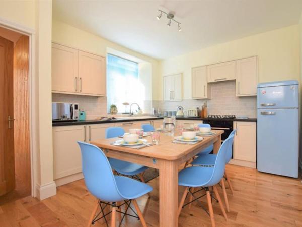 På billedet ses objektet Ostend Cottage beliggende i byen Brixham.