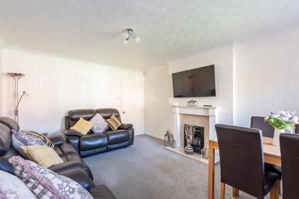 Kuvassa näkyy kohde 14 Acomb Wood Drive Peaceful 2-Bed Home in York with Free Parking - Pass the Keys, joka sijaitsee kaupungissa Bilbrough.