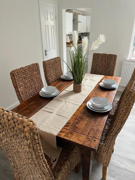 På bildet vises objektet Rydal house 2 bedroom house with upstairs bathroom som ligger i byen Earlestown.