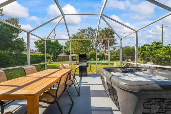 På billedet ses objektet Oversized 4bed + Converted Bedroom, HEATED Pool + Hot Tub beliggende i byen Brandon.