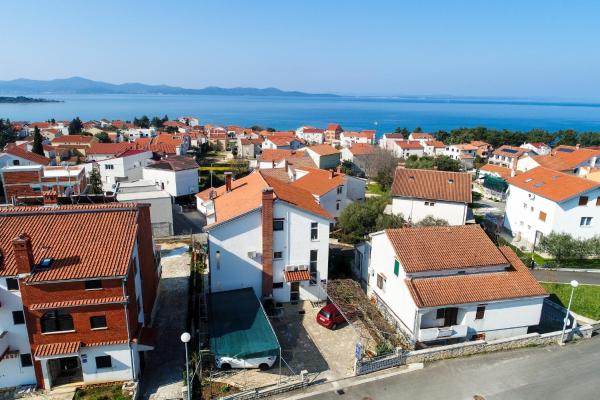 Na zdjęciu widoczny jest obiekt Apartments with parking space Zadar - Diklo, Zadar - 9671 położony w mieście Diklo.