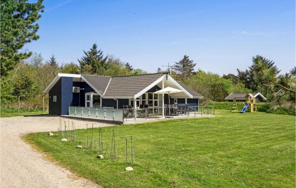 Na fotografii je vidět objekt Four-Bedroom Holiday Home In Ringkobing nacházející se ve městě Ringkobing.