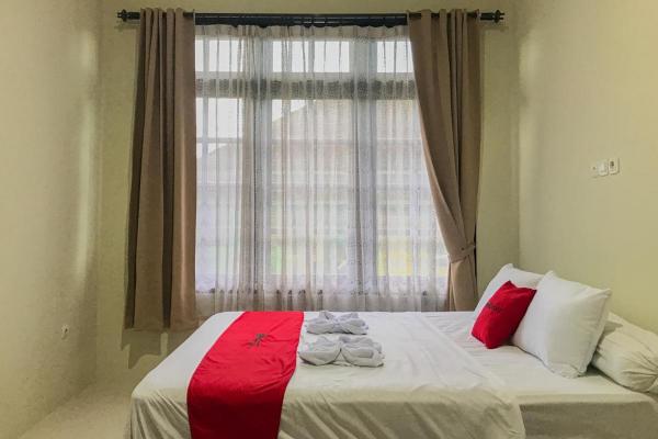 På billedet ses objektet RedDoorz Syariah near Stasiun Madiun 2 beliggende i byen Kendung.