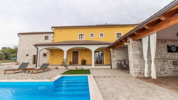 Na zdjęciu widoczny jest obiekt Rustical countryside villa with swimming pool in Sveti Lovreč położony w mieście Orbani.