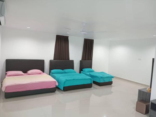 The photo shows the EMERALD VILLA HOMESTAY DUNGUN located in the city of Batu Lima.