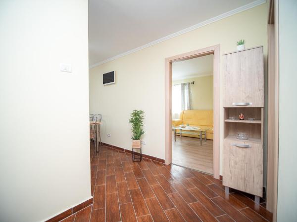 A la foto es mostra l'objecte L&R Modern Apartment situat a la ciutat de Măru.