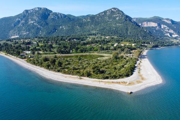 A la foto es mostra l'objecte Agios Konstantinos peaceful Beach 3bdr apartment situat a la ciutat de Likhás.
