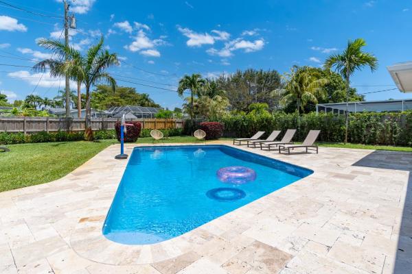 Na zdjęciu widoczny jest obiekt Hollywood Paradise Luxury 4BR 3BA Home and Outdoor Fun with Heated Pool położony w mieście Carver Ranches.