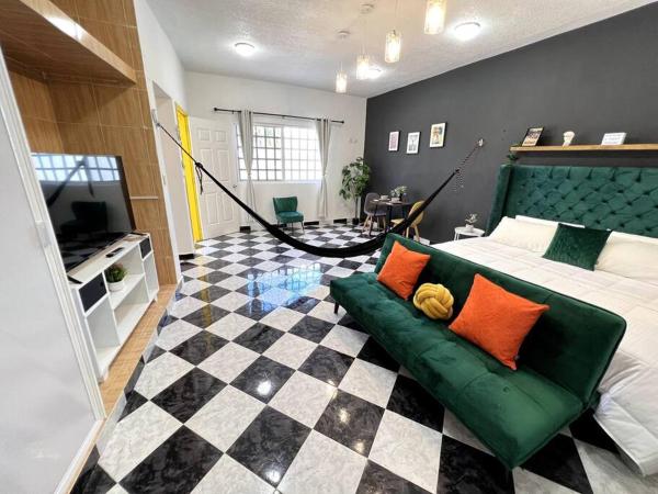 Nella foto è visibile l'oggetto Acogedor y colorido estudio con cama King Size situato nella città di Pacabtún.